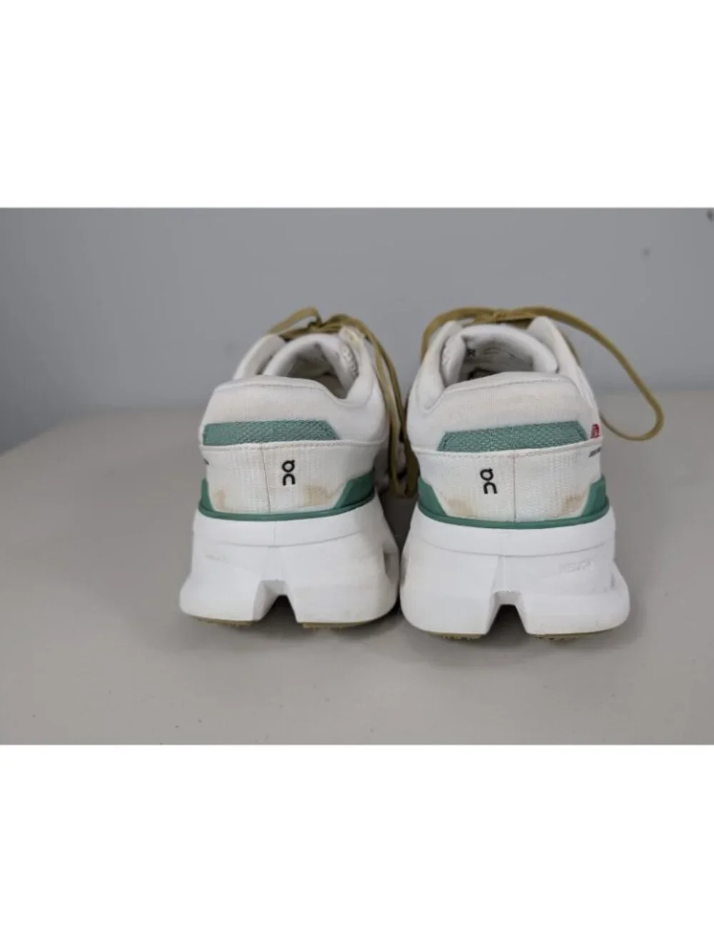 On cloud cloud runner2 undyed green, white running shoes women's size 9.5